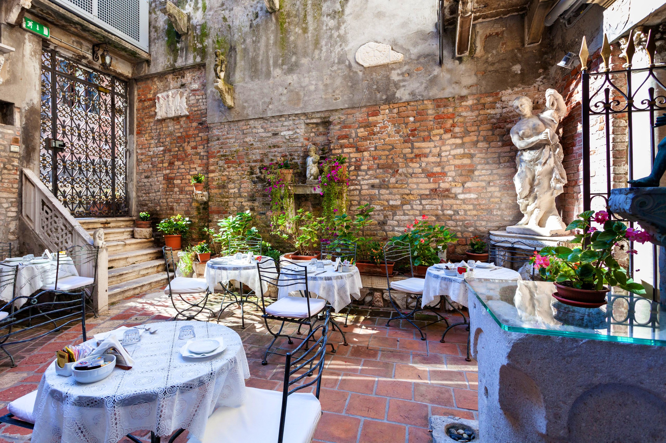 Al Ponte Mocenigo, budget-friendly hotel in Venice